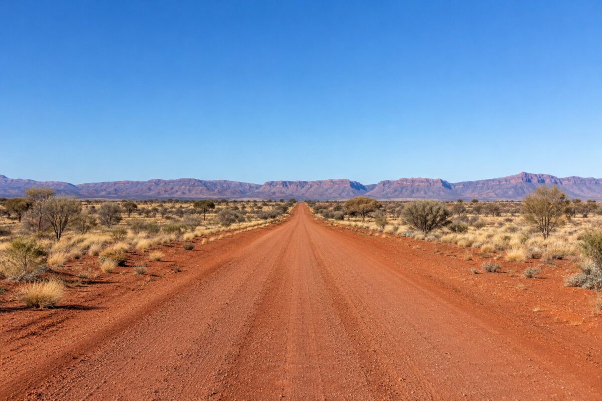 Outback : une piste de terre rouge à perte de vue