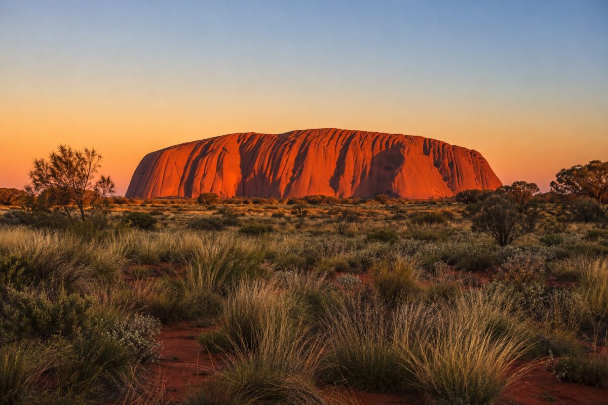 Uluru : le monolithe rouge au coucher du soleil