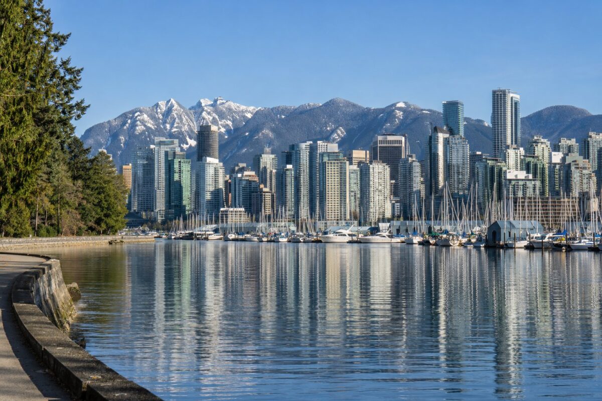 Vancouver : le centre-ville et les montagnes de la Côte-Nord depuis Stanley Park