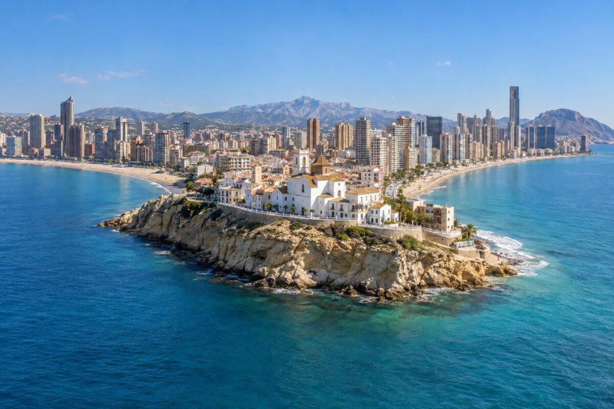 Benidorm : la baie, les tours et la vieille ville sur son promontoire